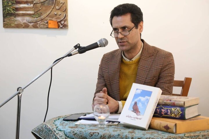 نقدی بر رمان «کفتر‌های سرخِ پاپَر»: ستایشِ زیبایی‌های کم‌زور در میانه‌ زشتی‌های پرزور